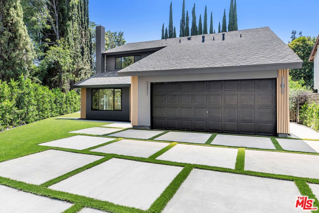 Photo of 22357 Welby Way, Woodland Hills, CA 91303 (MLS # 25562343)