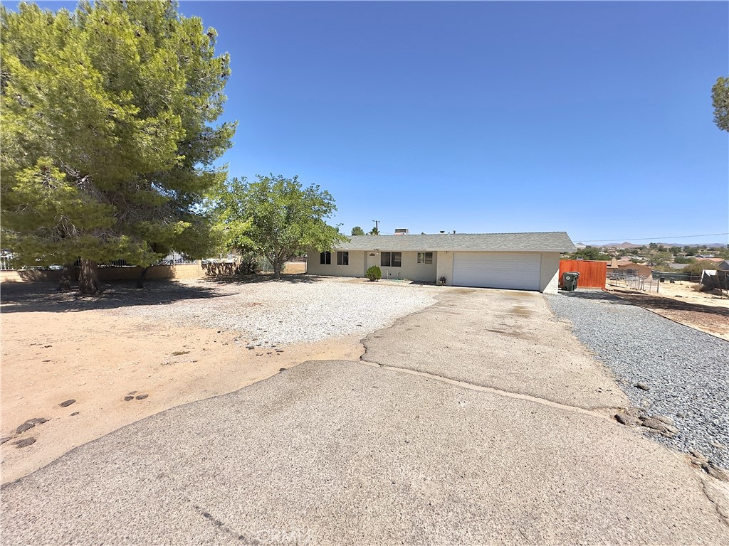 Beautiful, refurbished 3 bedroom 2 bath home. Looks like new, ready to move in. Spacious 20,000 square foot lot with huge backyard for kids to play safely. Quiet, well kept neighbohood, close to schools, shopping and freeways.