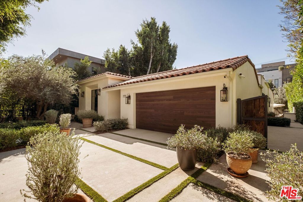 Photo of 735 N Orlando Avenue, Los Angeles, CA 90069 (MLS # 26646189)