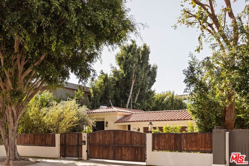 Photo of 735 N Orlando Avenue, Los Angeles, CA 90069 (MLS # 26646189)