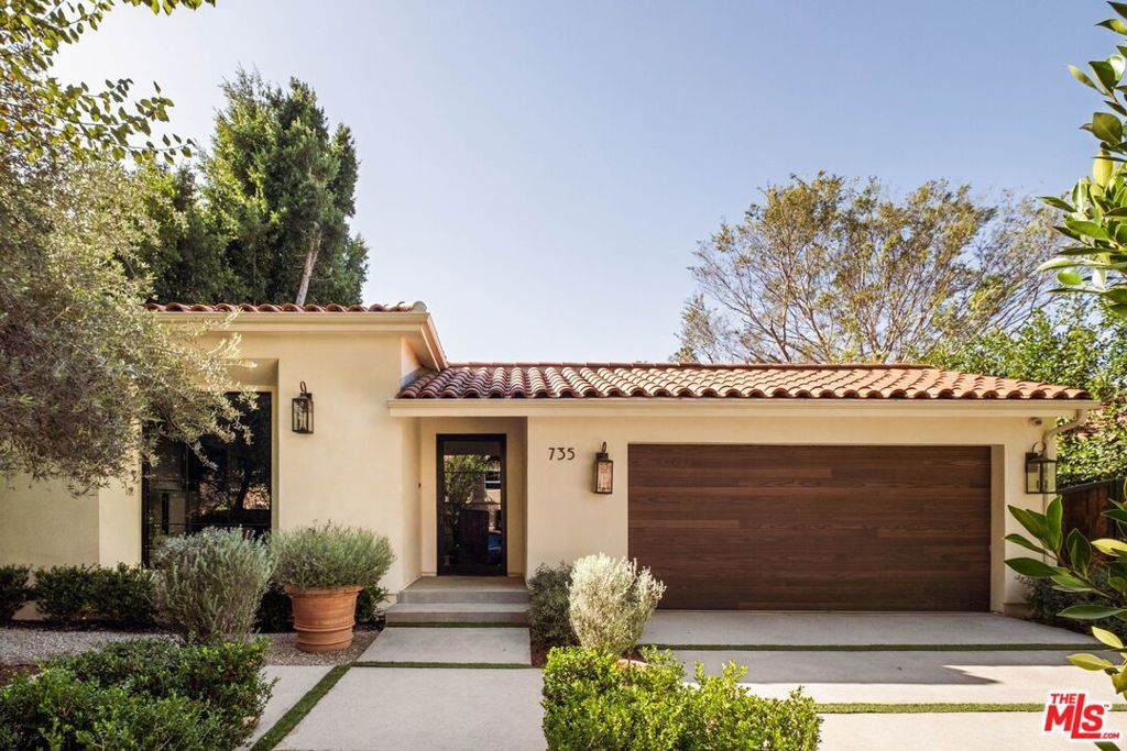 Photo of 735 N Orlando Avenue, Los Angeles, CA 90069 (MLS # 26646189)