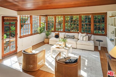 Photo of 5351 Lemona Avenue, Sherman Oaks, CA 91411 (MLS # 25626411)