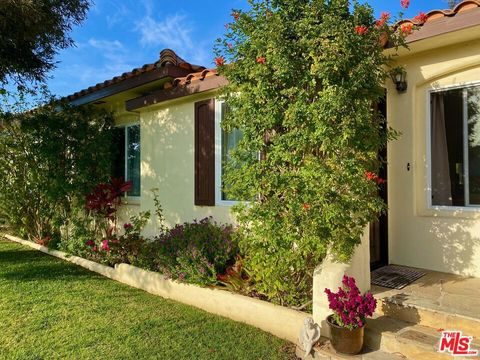 Photo of 8106 WESTLAWN Avenue, Los Angeles, CA 90045 (MLS # 26840817)