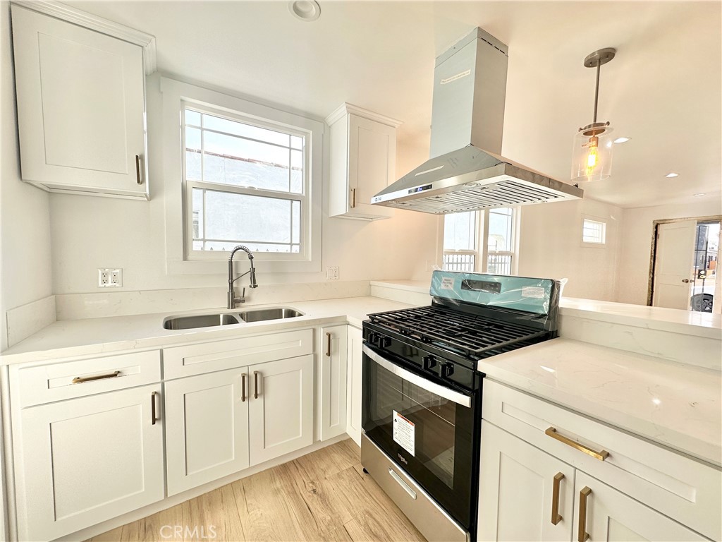 $9,898/Month Income – Fully Occupied 4-Unit in Prime Los Angeles. Turnkey investment with two fully remodeled units in the front building and two brand-new construction units in the back. 100% occupied by low-maintenance tenants generating strong cash flow from day one. Unit mix: 2 × 2 bed/1 bath, 2 × 1 bed/1 bath. Excellent location near DTLA, USC, and SoFi Stadium with strong rental demand and long-term appreciation potential. No work needed — just collect the rent.