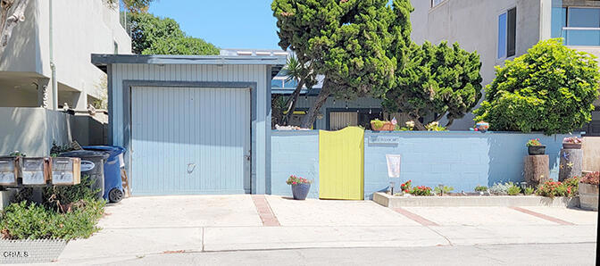 Charming Hollywood Beach 2 bedroom 1 bath cottage with open-beam ceilings on desirable Ocean Drive. Enjoy the sunny front patio and private rear yard perfect for entertaining or relaxing after a day at the beach. Being just a stones-throw from the sand and a short walk to the marina with a wide variety of coastal activities, shops, restaurants and weekend farmers market, this home is an ideal getaway.