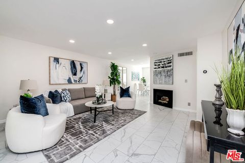 Photo of 8024 Via Pompeii, Burbank, CA 91504 (MLS # 26657397)