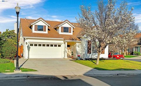 Photo of 2608 2608 Intrigue Ln Ln, Brentwood, CA 94513 (MLS # 41125694)