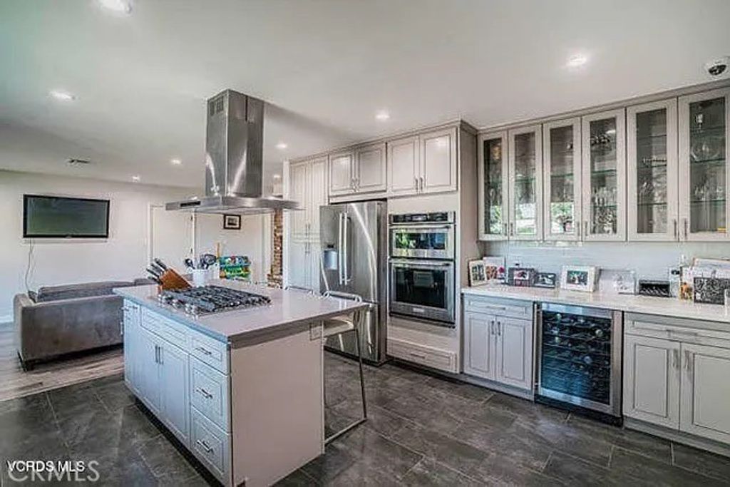 Photo of 6656 Columbus Avenue, Van Nuys, CA 91405 (MLS # SR25245366)
