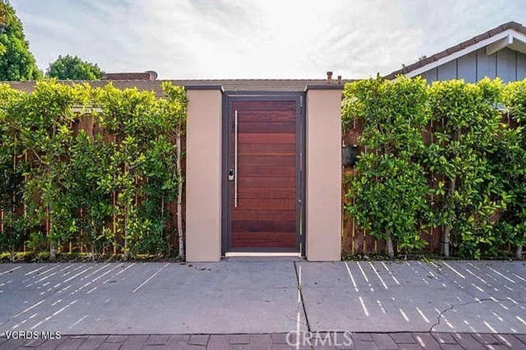 Photo of 6656 Columbus Avenue, Van Nuys, CA 91405 (MLS # SR25245366)