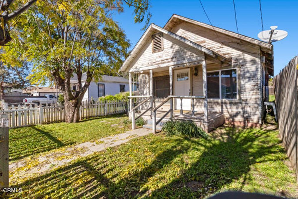 Photo of 949 Blaine Avenue, Fillmore, CA 93015 (MLS # V1-34155)