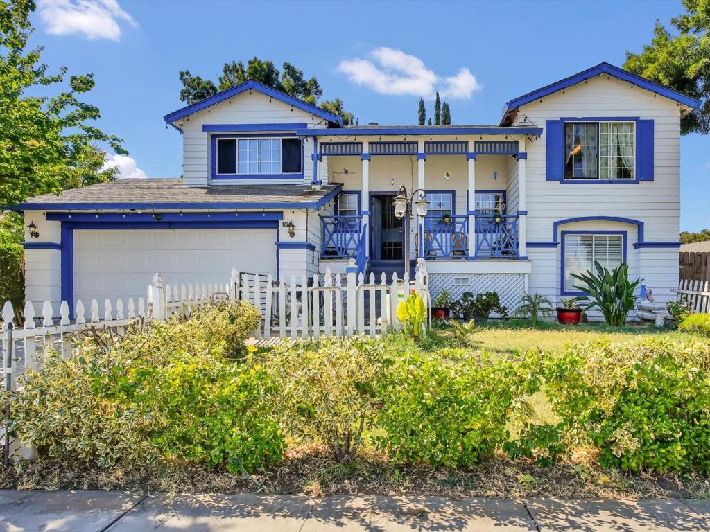 1220 E Shawn Court