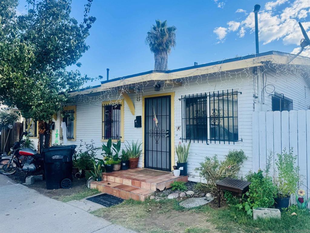 Great investment opportunity! Duplex rental property currently occupied by tenants on month-to-month leases. Low maintenance property, situated close to freeways and Downtown San Diego.