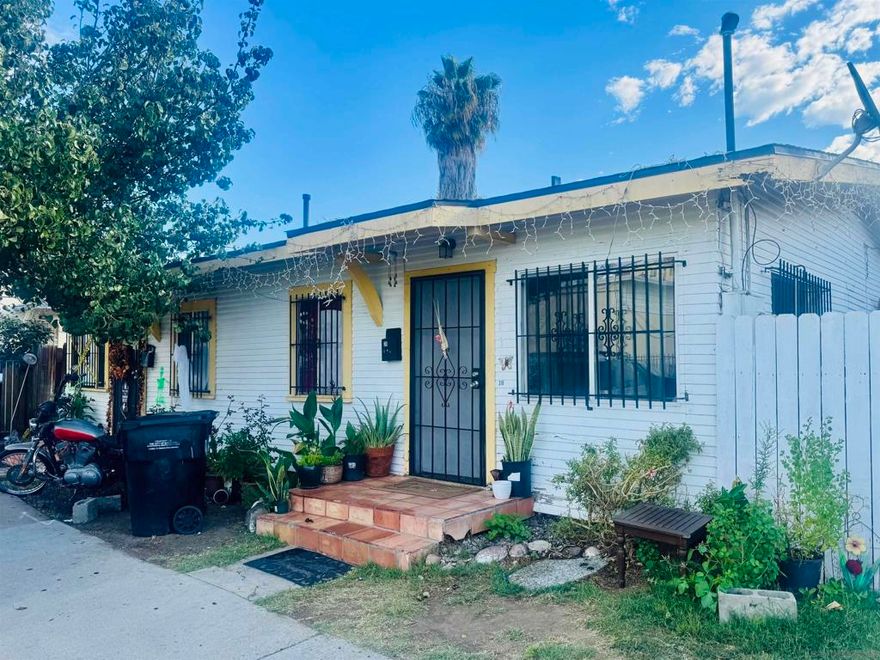 Great investment opportunity!  Duplex rental property currently occupied by tenants on month-to-month leases.  Low maintenance property, situated close to freeways and Downtown San Diego.