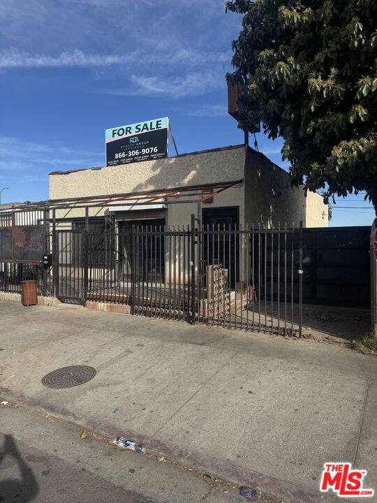 Vacant Mixed use Building Available For Sale. Front Retail Commercial Unit with 2 Bed 1 Bath Unit in the rear. Consisting of a combined 1196 sq ft Building sitting on a 3,533 sq ft lot.
