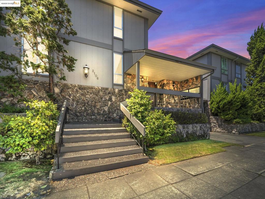 NEAR SOUTHSHORE - Residential