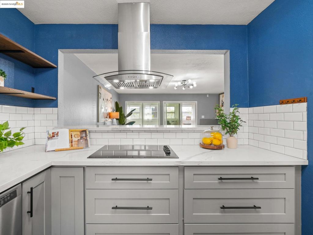 NEAR SOUTHSHORE - Residential