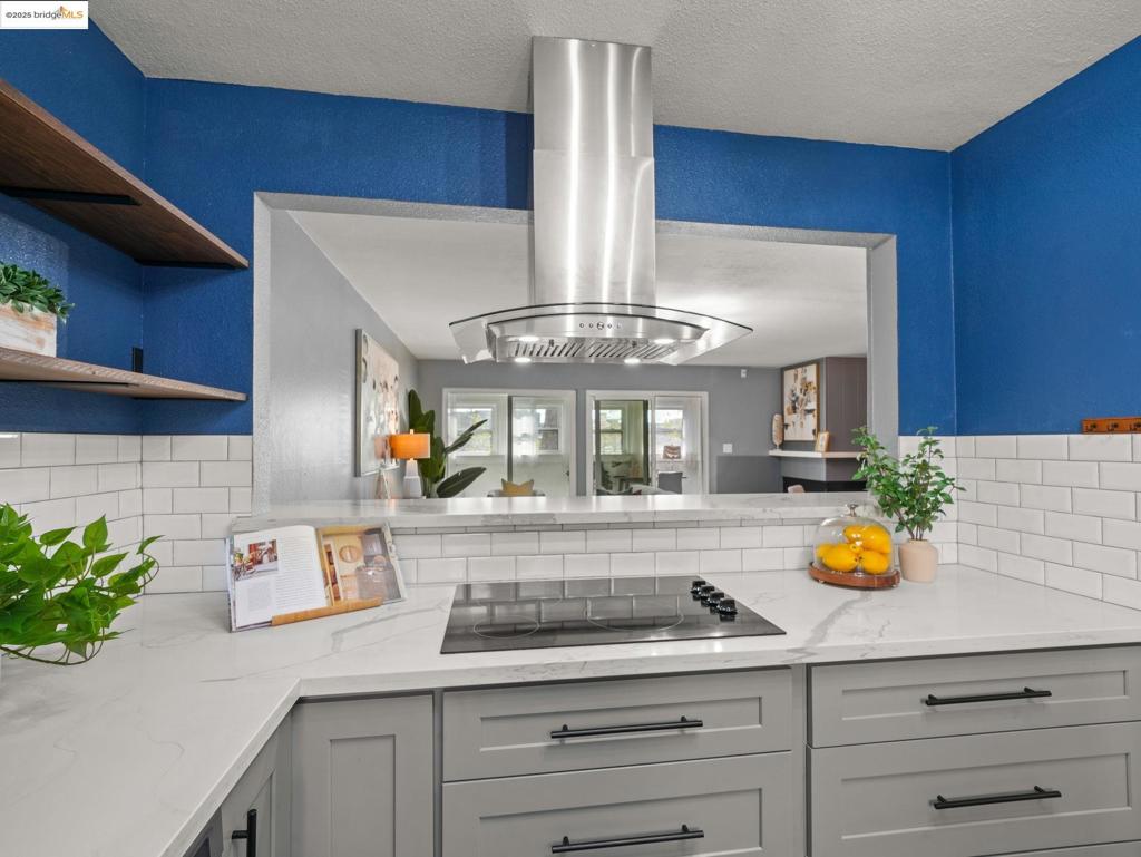 NEAR SOUTHSHORE - Residential