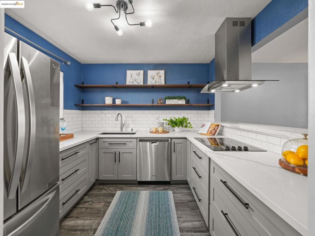 NEAR SOUTHSHORE - Residential