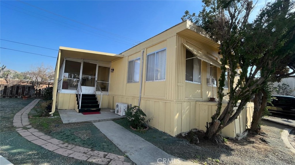 Photo 1 of 22 — 36 ROUND TABLE DR 36, Riverside, CA 92507