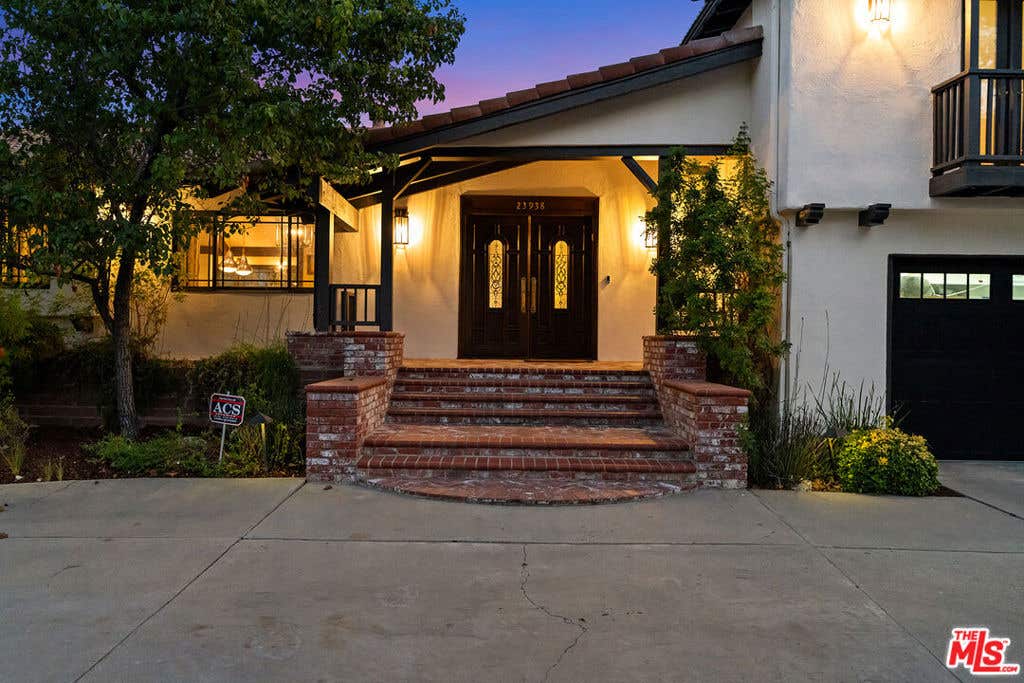Photo of 23938 Killion Street, Los Angeles, CA 91367 (MLS # 26866087)