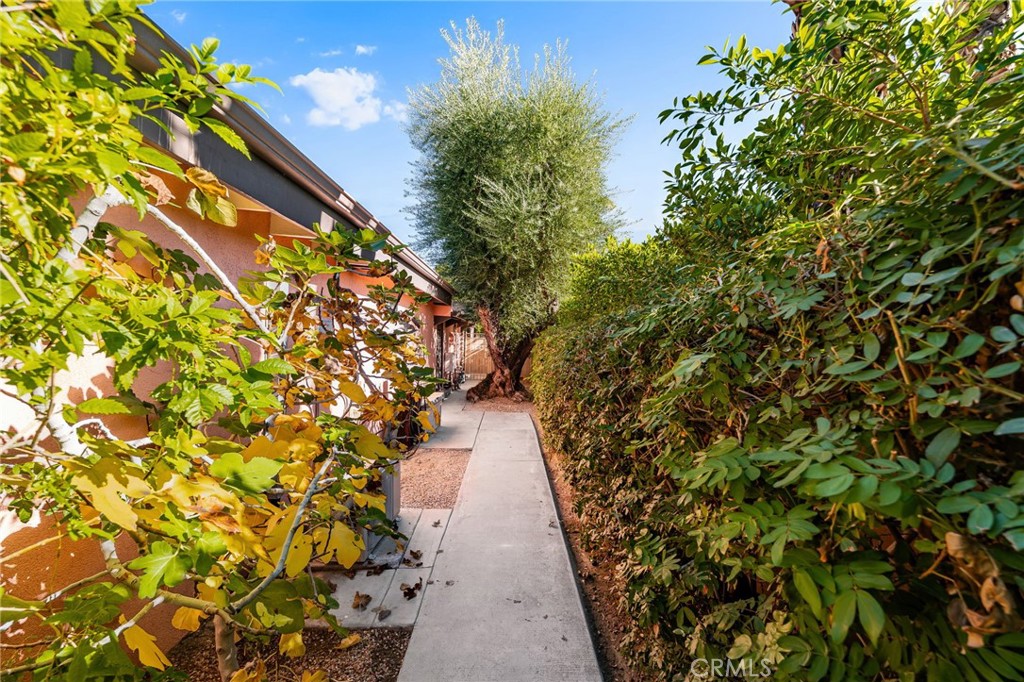 Los Compadres (33459) - Residential