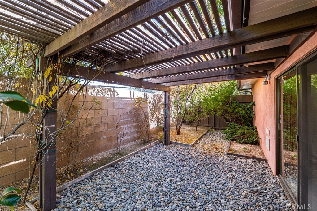 Los Compadres (33459) - Residential