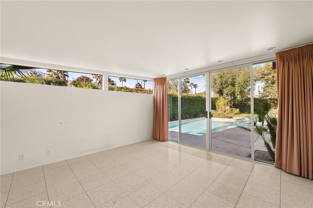 Los Compadres (33459) - Residential