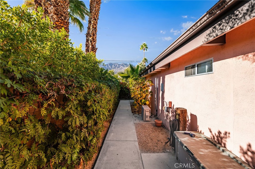 Los Compadres (33459) - Residential