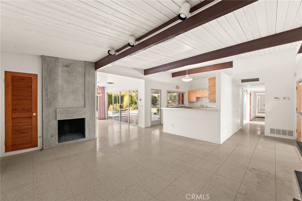 Los Compadres (33459) - Residential