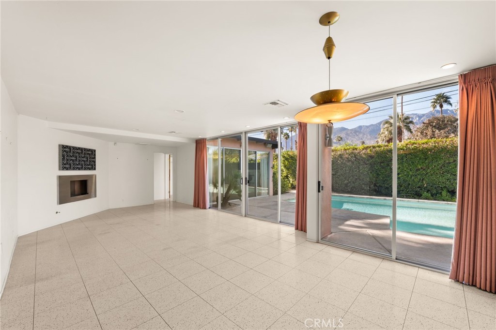 Los Compadres (33459) - Residential