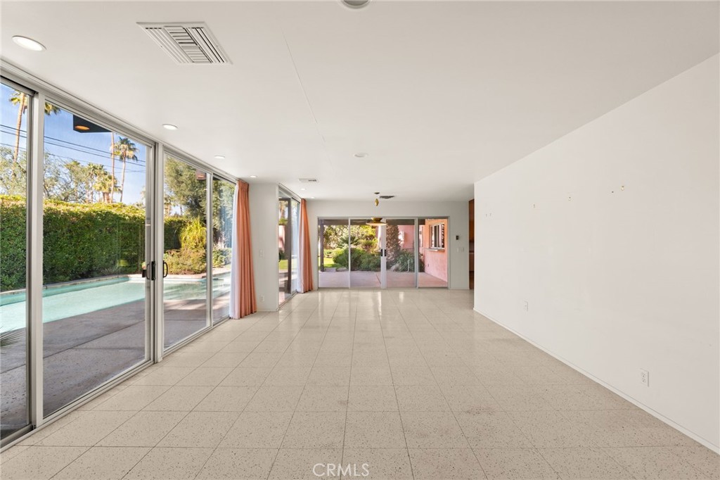 Los Compadres (33459) - Residential