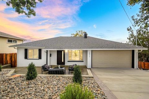 Photo of 2412 Lyle Ct Ct, Castro Valley, CA 94578 (MLS # 41114928)