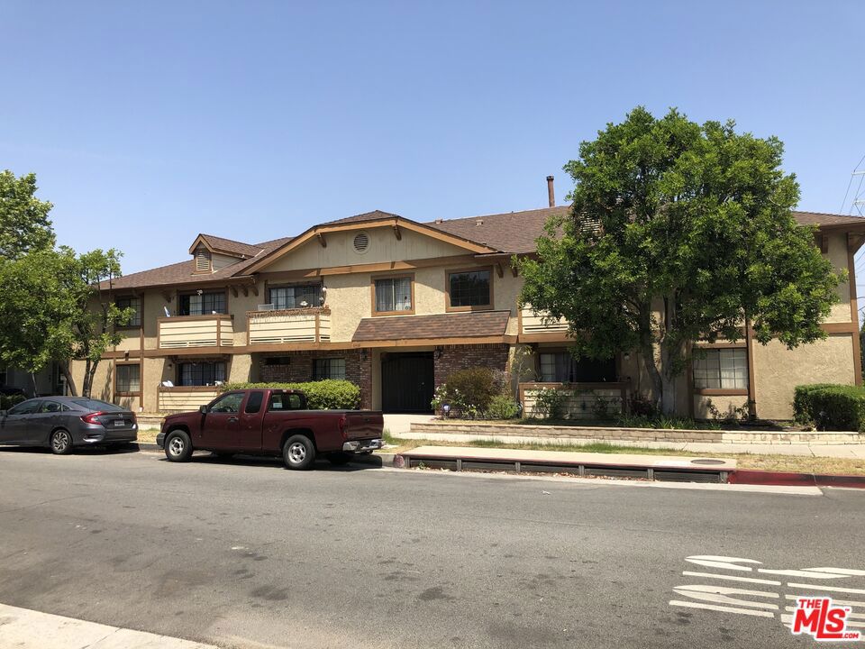 Welcome to our exclusive 12-Unit residence, a serene apartment community ideally nestled in the vibrant heart of North Hollywood. Our community offers unrivaled convenience, being perfectly positioned near shopping centers, Lankershim Blvd, a diverse array of restaurants, and a plethora of entertainment options. You'll find quick access to major transportation arteries like the 170/101 Freeways and public transit, making your daily commute a breeze. Additionally, we're in close proximity to the NOHO Art District, Burbank Airport, City Walk, and the globally renowned Universal Studios! In the vicinity, you'll discover top-tier markets such as Trader Joe's, Superior Grocers, and Ralphs, ensuring that every necessity is within your reach. This is the epitome of modern living.