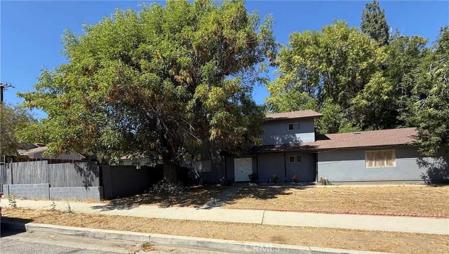 Spacious 5-bedroom, 2.5 -bathroom two-story home in one of Sylmar’s most desirable neighborhoods. This residence offers 2,146 sq. ft. of living space on a large

11,100+ sq. ft. corner lot. Built in 1964, the home features a well-designed floor plan with abundant natural light. A rare find, the property includes two separate

two-car garages plus huge RV access, providing ample room for vehicles, storage, or a potential workshop. The oversized lot also allows for expansion, outdoor

enhancements, or even an ADU.