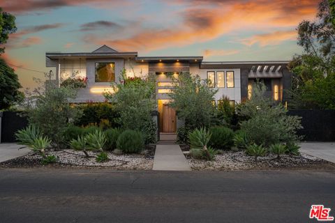 Photo of 5415 Amestoy Avenue, Encino, CA 91316 (MLS # 26828671)