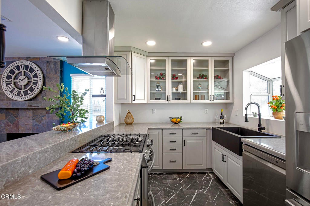 335 W Avenida De Las Flores
