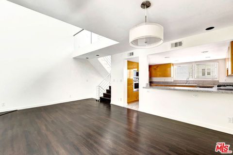 Tiny photo for 811 21st Street #2, Santa Monica, CA 90403 (MLS # 26661041)