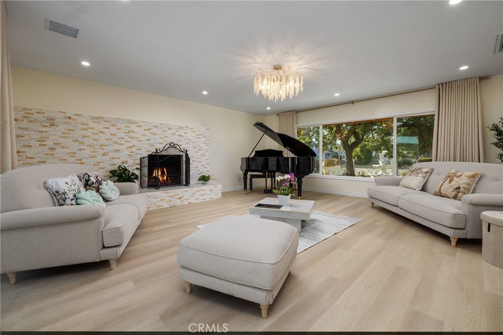 820 E Cameron
