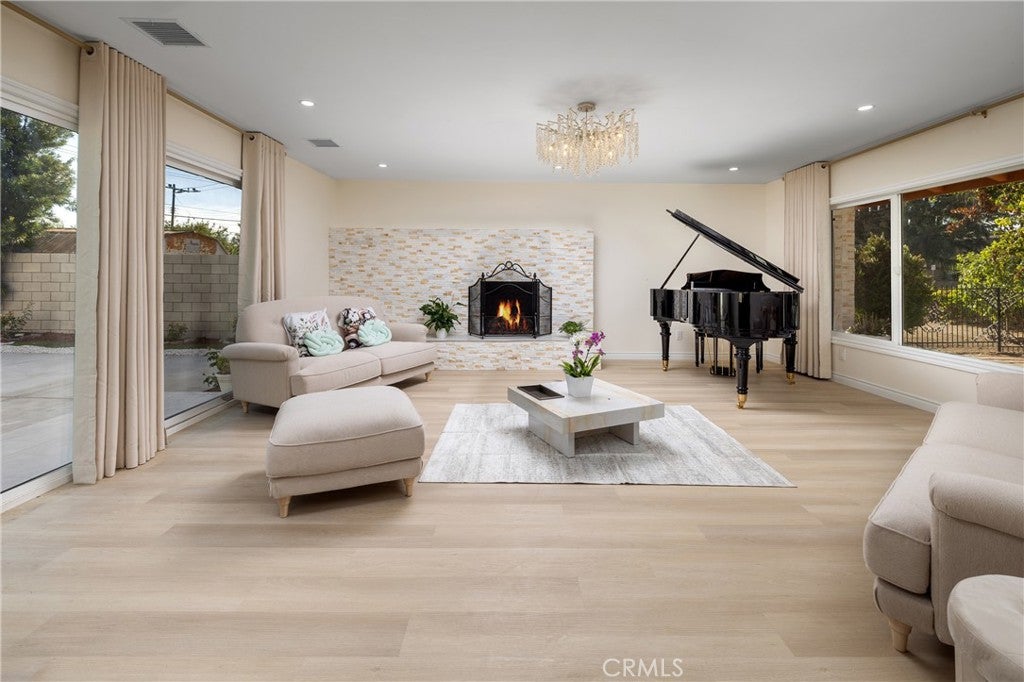 820 E Cameron