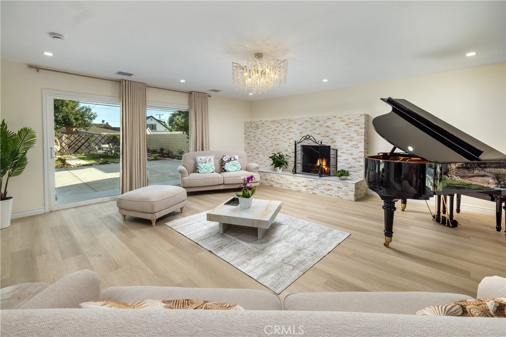 820 E Cameron
