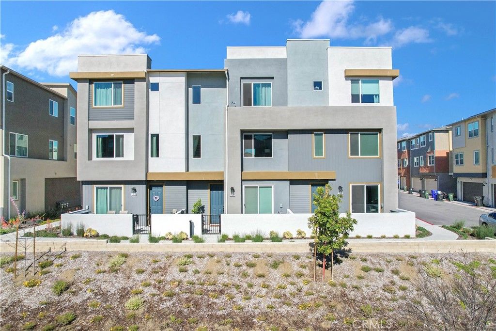 Photo of 27582 Manzanita Way, Valencia, CA 91381 (MLS # SR26080672)