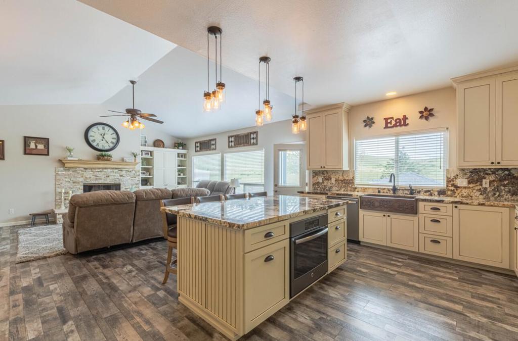 Properties 2 115 Emerald Way