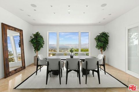 Photo of 14435 Mulholland Drive, Los Angeles, CA 90077 (MLS # 26652217)