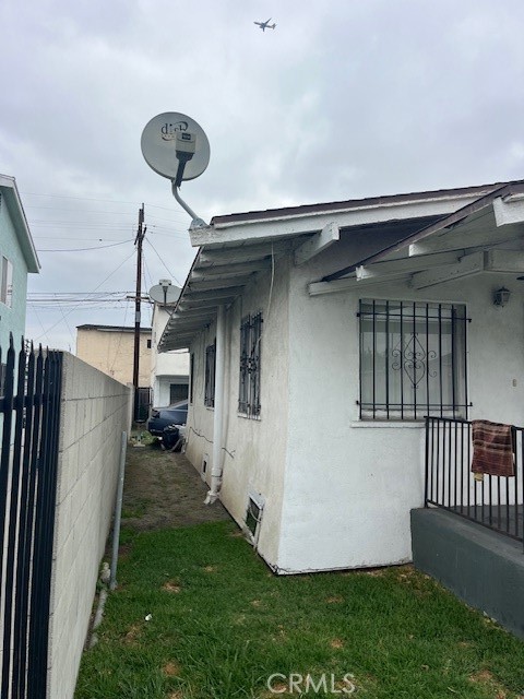 Main image without alt text