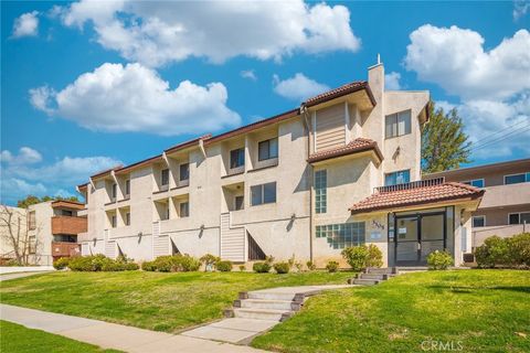 Photo of 3105 Montrose Avenue #3, La Crescenta, CA 91214 (MLS # GD25266264)