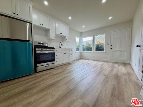 Photo of 1333 Oak St #E, Santa Monica, CA 90405 (MLS # 26659799)