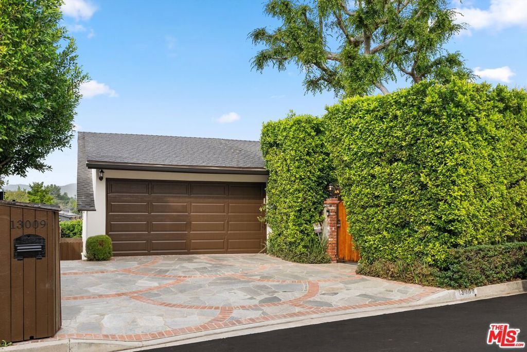 Photo of 13009 Greenleaf Street, Studio City, CA 91604 (MLS # 25613961)