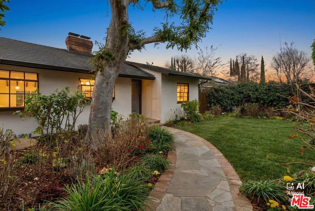 Photo of 13009 Greenleaf Street, Studio City, CA 91604 (MLS # 25613961)