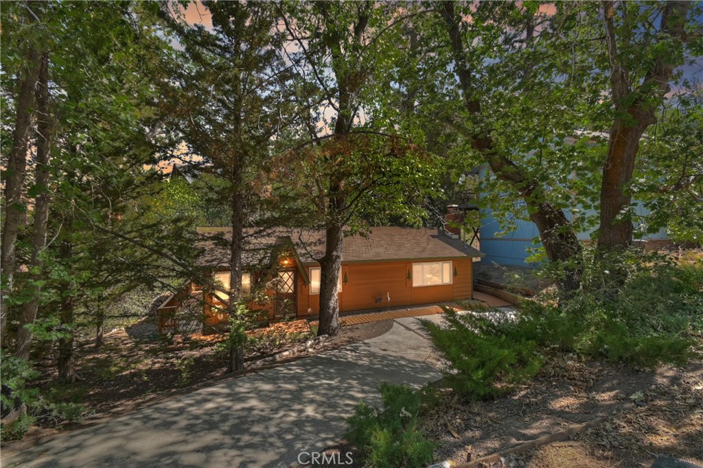 **Stunning Moonridge Setting!**Discover the great setting of this spacious single-story home,
featuring 1,118 sq ft of living space with two bedrooms and one full bath. The property offers a
picturesque, wooded setting and boasts a charming woodsy interior, complete with tongue-andgroove accent walls. Enjoy a spacious great room with a cozy, used brick fireplace, modern natural gas
heating, extensive decking, and an outdoor spa—all situated on a generous 7,200 sq. ft. lot in a
fantastic Moonridge location. Furnishings are included.
