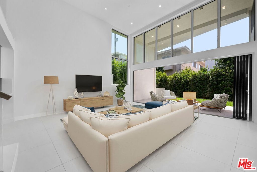 Photo of 621 N Kings Road #2, West Hollywood, CA 90048 (MLS # 25598281)